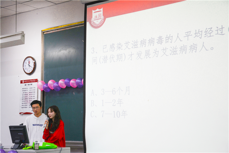 20190306防艾知识竞答环节 同学们纷纷抢答 (12).JPG