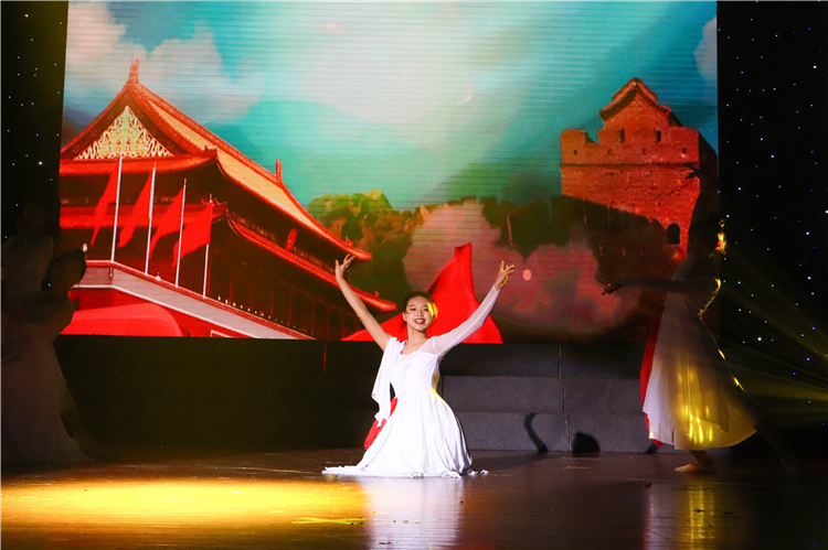 20191122外语国本两周年:现代舞特写 洪惠婷摄(见习记者).jpg