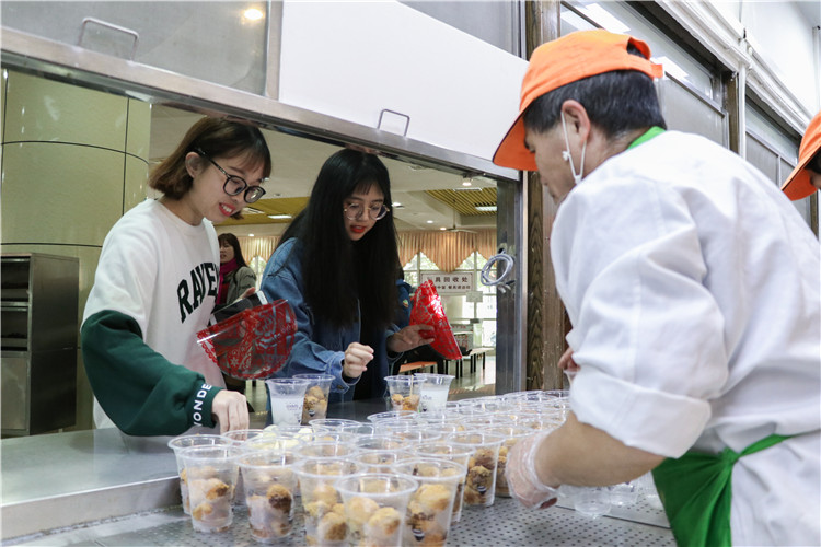 20181222 同学们在食堂兑换米时 张婉星摄.jpg