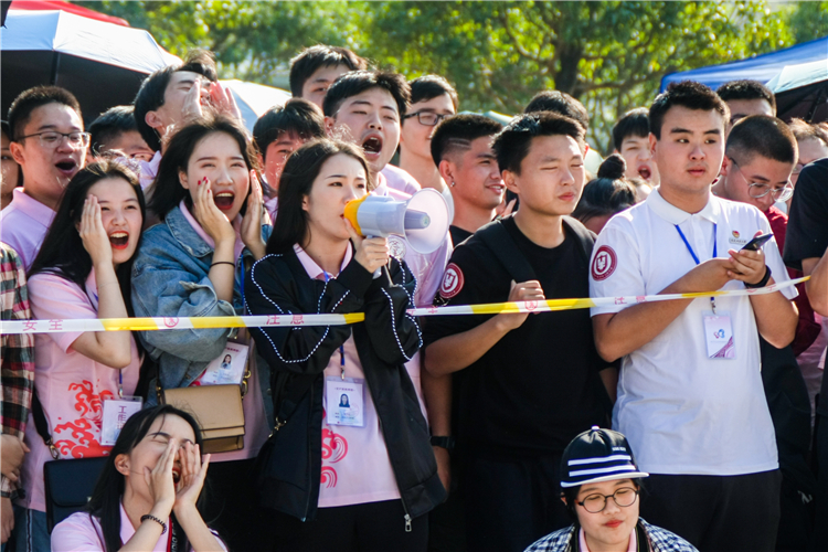 20191124 文化产业系学子为参赛选手加油 刘梦卿摄.jpg