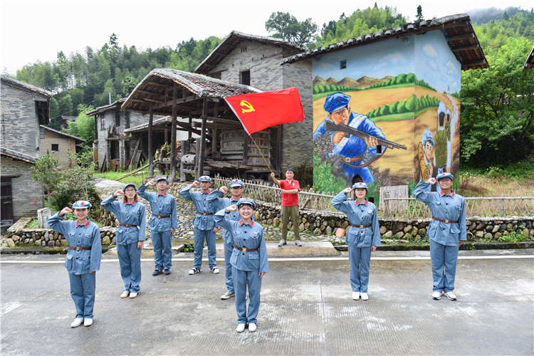 20190706 国商学子在红色遗迹前追忆革命历史 林响摄.JPG