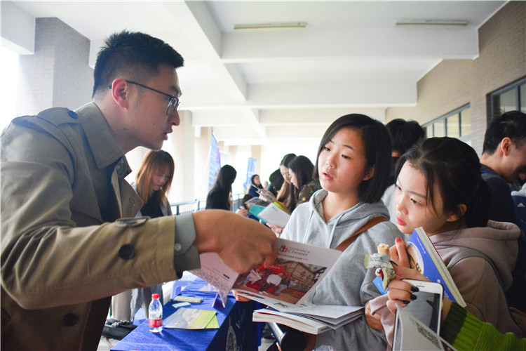 20181102 外国高校咨询老师正在为国本学子解答疑问 陈可涵摄 (7).jpg
