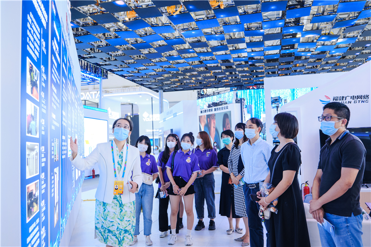 20201014第三届数字中国建设峰会志愿者为领导讲解-陈浩男摄 (3).jpg