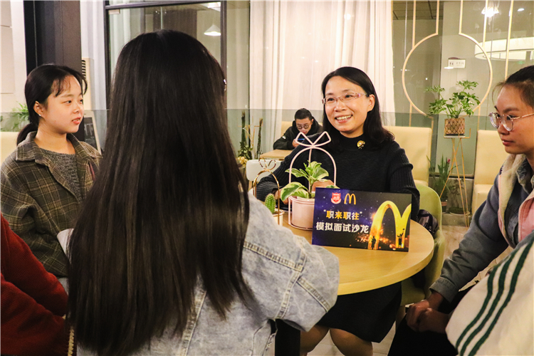 20191119 现场进行大学生职业面试模拟 吴婧摄.jpg