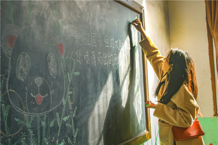 20171222 同学们在为小学班级画黑板报 游慧娴摄 (1).JPG