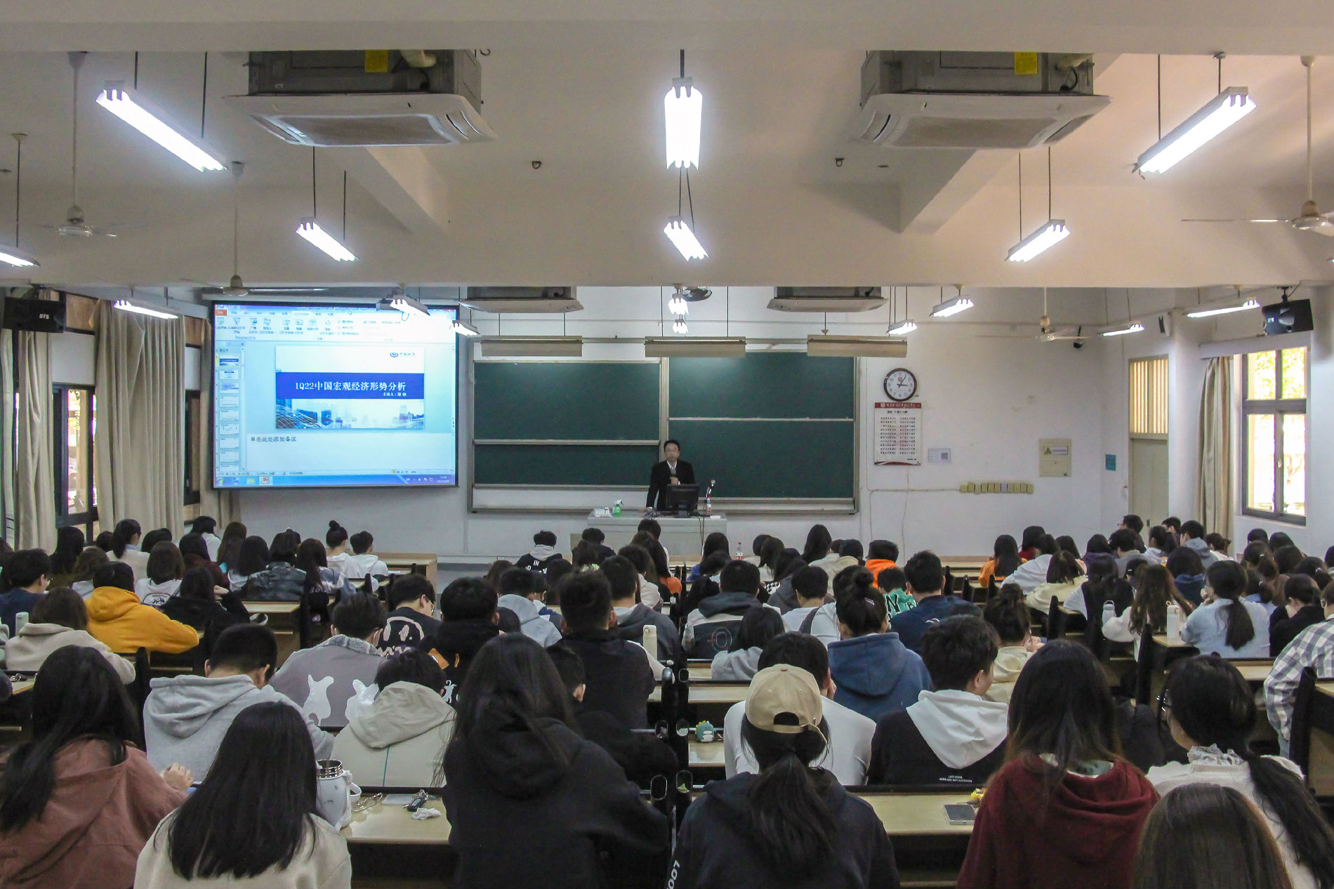 1、讲座现场-郑心烨(摄).jpg