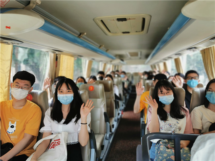 20200603 学子们乘坐专车 安全返校 林响摄 (2).jpg