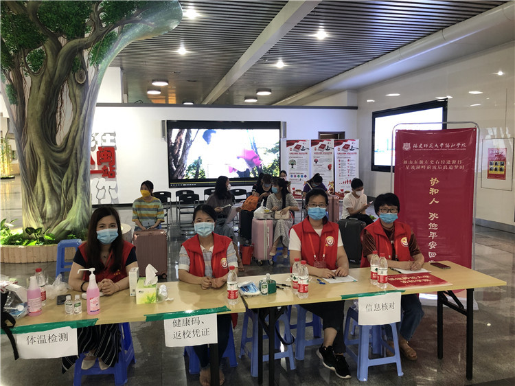 20200602学院火车北站接站服务点 廖承晔 (2).jpg