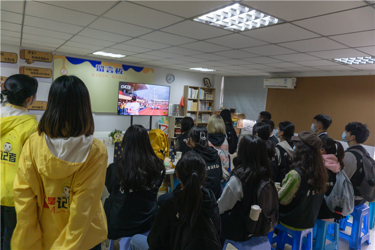 20220302 仰恩大学报学生通讯社与福建师范大学协和学院学生记者站交流会 参观值班室 杨业伟.jpg