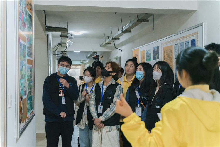 20220302 仰恩大学报学生通讯社与福建师范大学协和学院学生记者站交流会 指导老师和同学们参观文化长廊 翁柏杨摄 (13).jpg