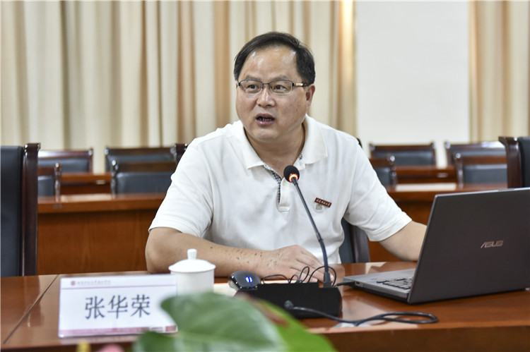 20180926经济与法学系开展“提升高校教师科研能力的方法与途径”沙龙活动 (1).JPG