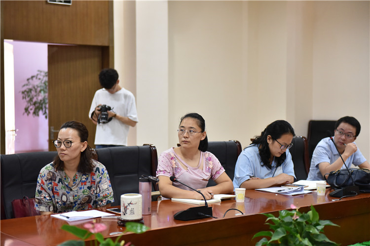 20180926经济与法学系开展“提升高校教师科研能力的方法与途径”沙龙活动 (2).JPG