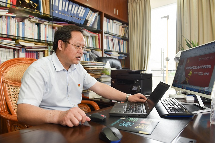 20200527院长、书记上思政课 林响摄 (2).jpg