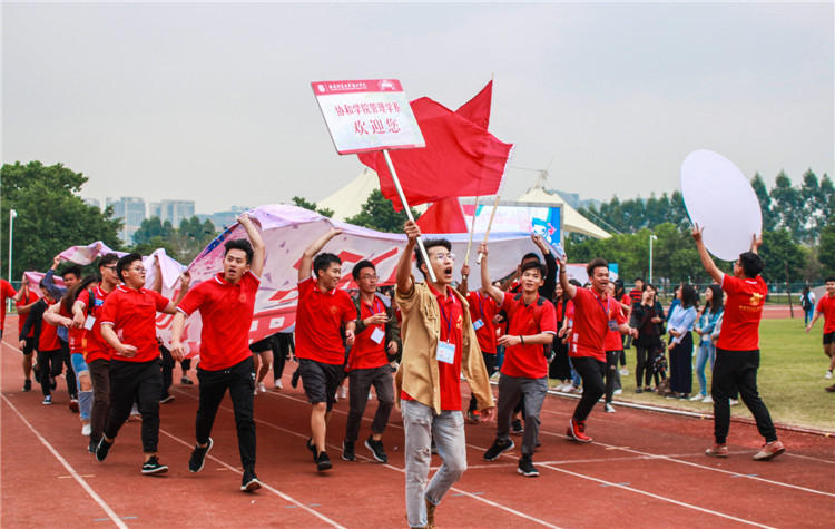 20171111管理学系方阵举旗绕场呐喊 黄慧钦摄.JPG