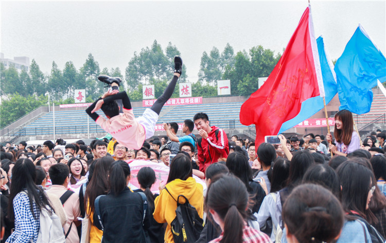 20171111外语系将运动员抛起,庆祝院运会闭幕 徐梦蓥.JPG
