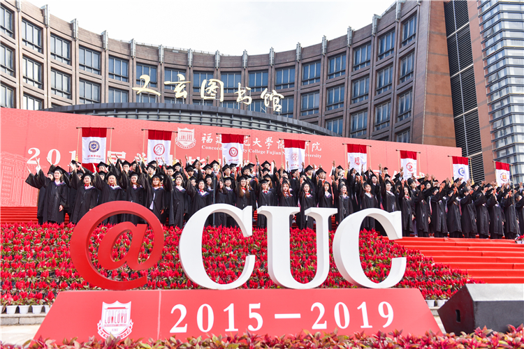 20190619典礼现场毕业生合唱表演 林响摄 (26).JPG