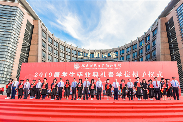 20190619 领导、来宾为优秀毕业生代表颁发荣誉证书 林小毳摄 .jpg