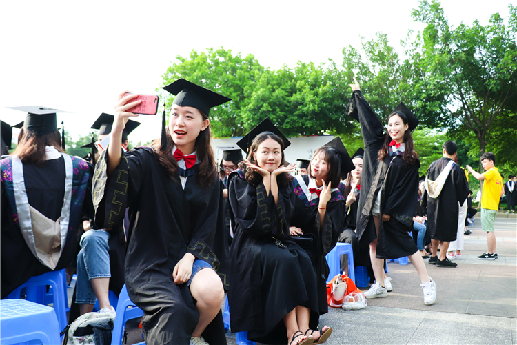 20190619毕业学子合影留念 吴婧.jpg