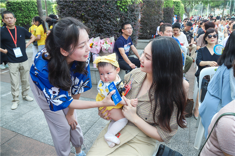 20190619 “小家属”伊伊 与妈妈一同见证爸爸陈彦融毕业的神圣时刻 苏曼雨摄.jpg