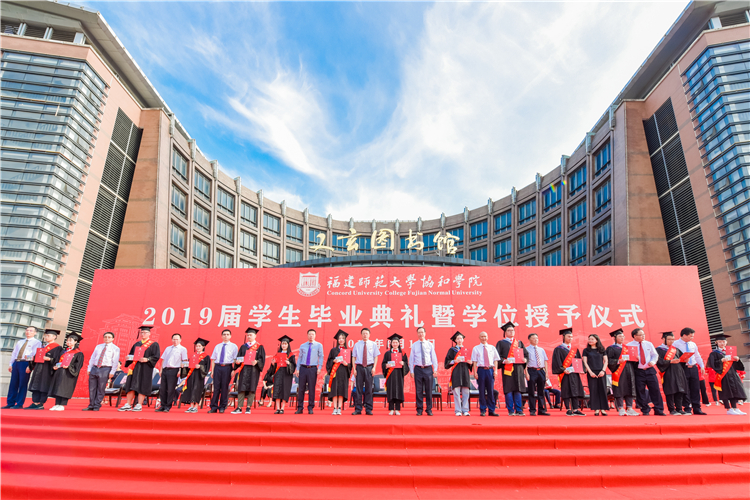 20190619 领导、来宾为学院2019届毕业生班级校友联络员代表颁发聘书和校友卡 林小毳摄 .jpg