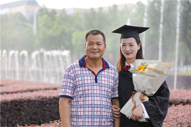 20190619 毕业学子与家人合影留念 王兆熙摄 .jpg