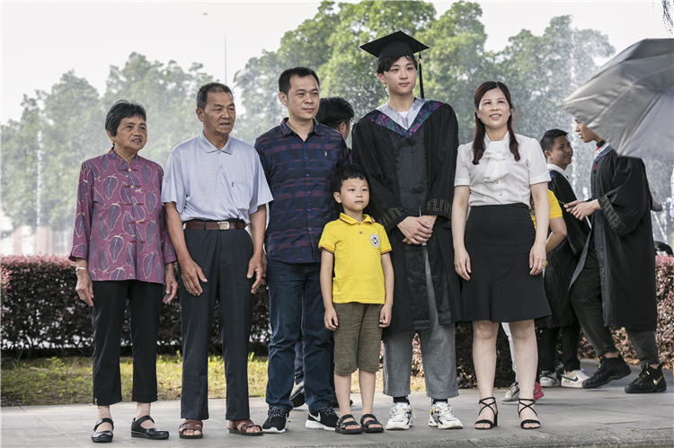 20190619毕业学子与家人合影留念 王兆熙摄 (13).jpg