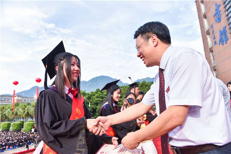 2019061920福建师范大学党委副书记潘玉腾为19届毕业生班级校友联络员颁发聘书及校友卡发 林响摄 (20).JPG