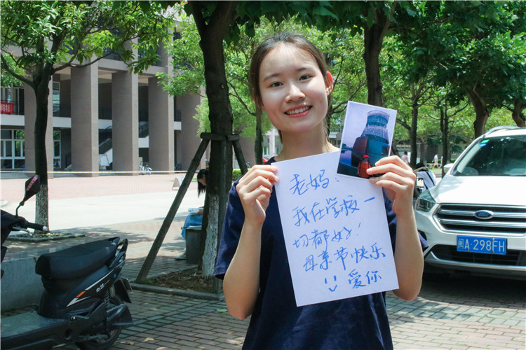 同学们手拿亲子照与卡片祝福母亲 曹欣怡.jpg