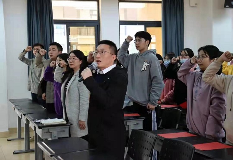 外语系与国际教育学院举行学生党员宣誓大会暨“党员示范宿舍”挂牌仪式 李睿琦 薛诗涵 (2).jpg