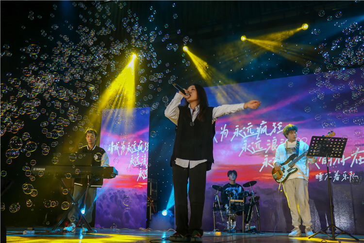 20211212晚七点青春剧场国商晚会 乐队表演——睡不着乐队 赖燕萍 摄 (2).jpg