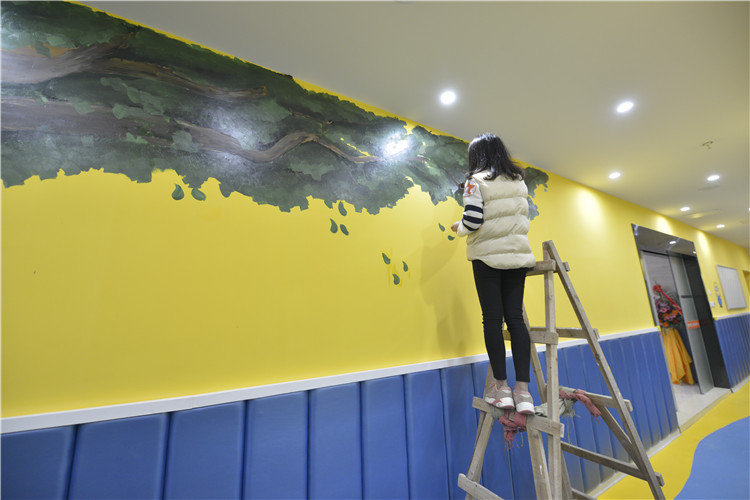 20180202 文产同学在墙上画画 游慧娴摄 (30).jpg