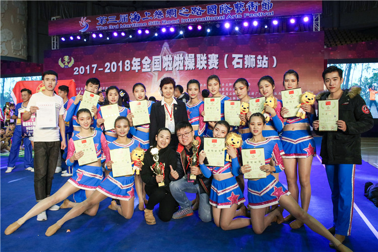 同学们拿着奖状合影留念 何晨茜摄.JPG