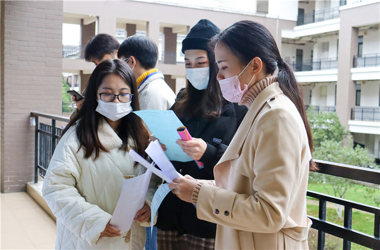 20201216学生看公司资料张清妤摄.jpg