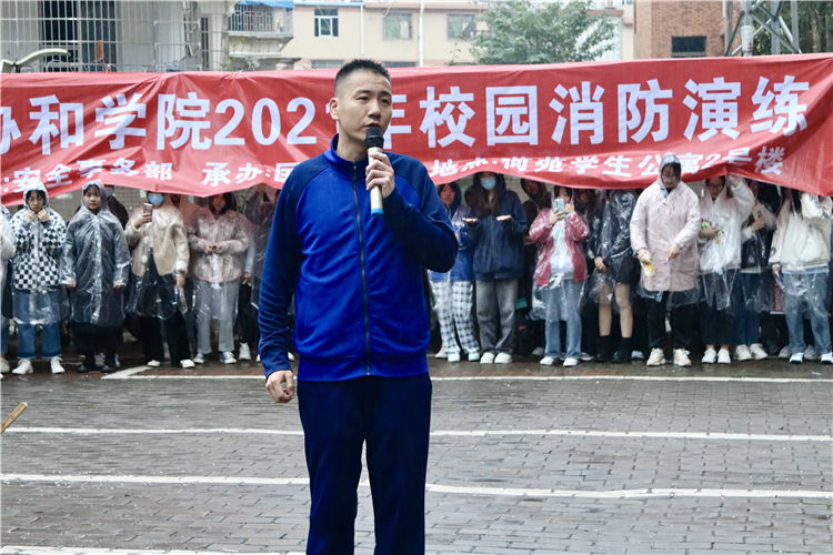 20211117协和消防演练 消防队讲解1 李迁迁(见习记者)摄.jpg