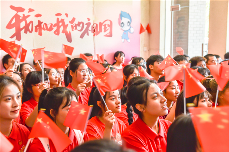 20191001学院组织师生观看国庆庆祝大会直播 林响摄(修图) (4).jpg