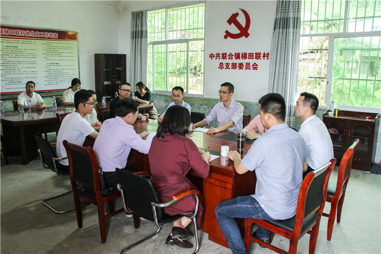 20190517青年红色筑梦之旅 邱迎银 《一方讲台,一份担当》主题党日活动于连云小学召开.jpg