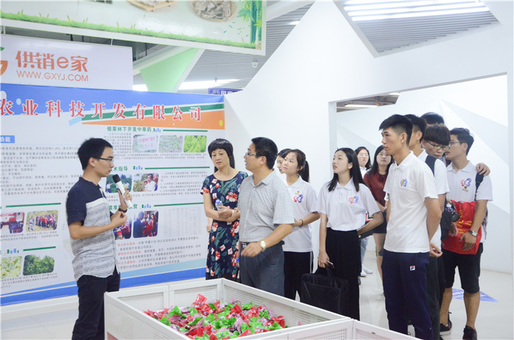20180707 电子商务园负责人带领经法实践队参观屏南电子商务园 陈man摄.JPG