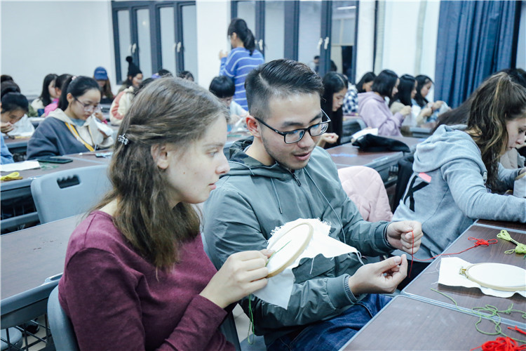 同学们与白俄罗斯交换生互相帮忙完成刺绣 (2) 刘晓敏摄.jpg