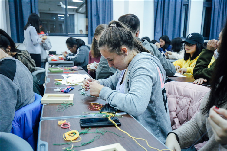 白俄罗斯交换生们在认真学刺绣 (3) 刘晓敏摄.jpg