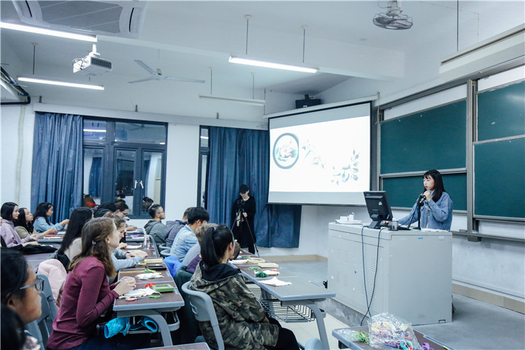 负责人为白俄罗斯交换生讲解刺绣的来源与绣法 刘晓敏摄.jpg
