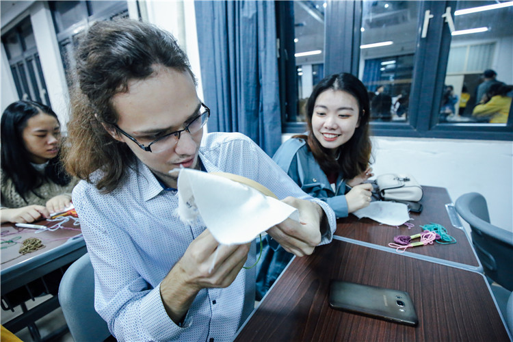白俄罗斯交换生们在认真学刺绣 (2) 刘晓敏摄.jpg