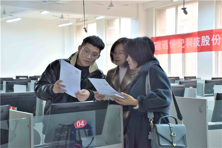 20211223 招聘会 车丽媛拍摄 (8).jpg