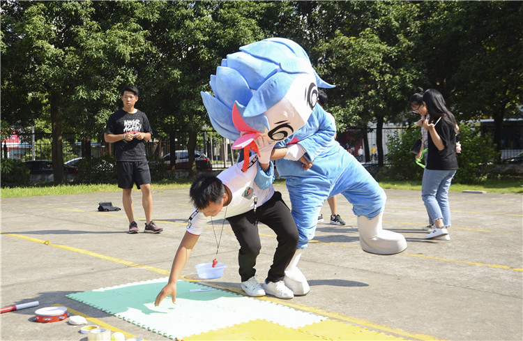 20181001 团委国庆游园团团隔空取物作 陈漫.jpg