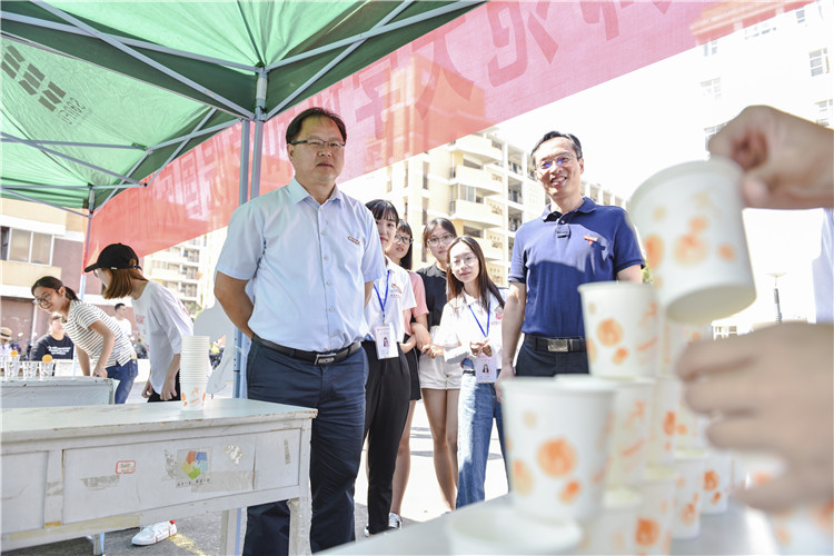 20181001 团委国庆游园 张华荣院长观看同学展示纸杯金字塔林响_3.jpg