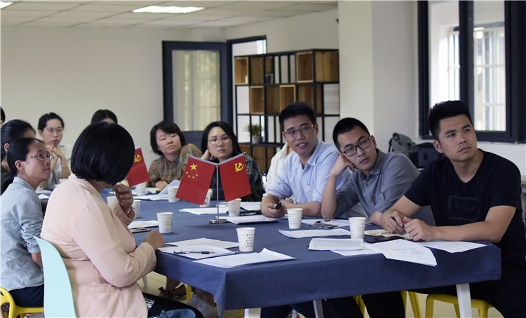 20181026读书社成员在看相关资料 张靖豪摄.JPG