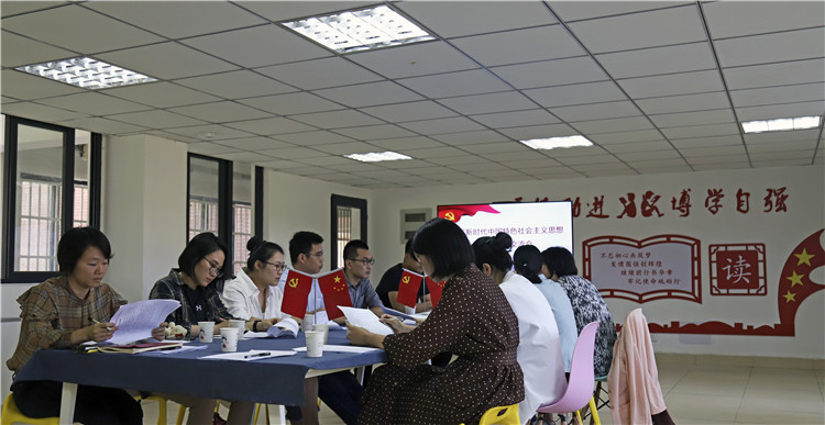 20181026读书社成员在聆听大家发言 张靖豪摄.JPG