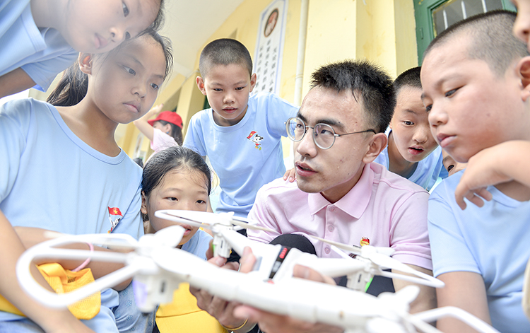 20190712文化产业系学子为留守孩子量身定制夏令营1.jpg
