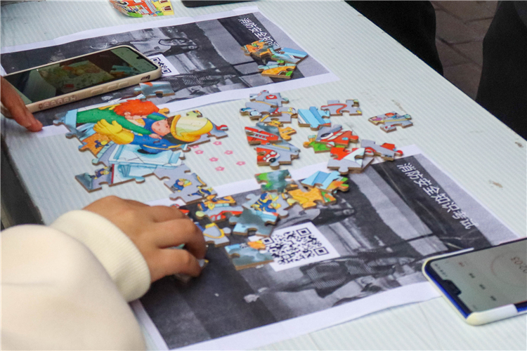 20211120 福建师范大学协和学院 2021年消防专题沙龙 消防趣味活动拼图小游戏 赖燕萍(见习记者)摄 (8).jpg