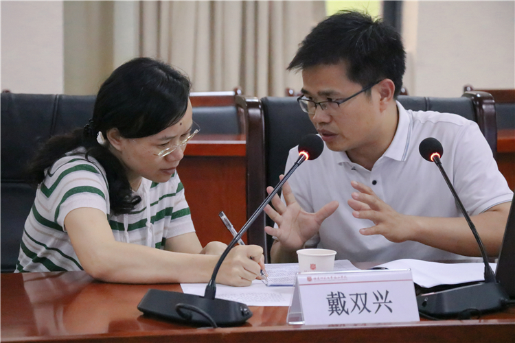 20210521福建省社科规划项目申报指导会 戴双兴教授进行指导 黄月潭摄.jpg