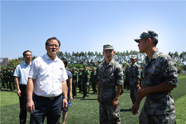 20190917 张华荣院长在询问教官军训详情 苏曼雨摄.jpg